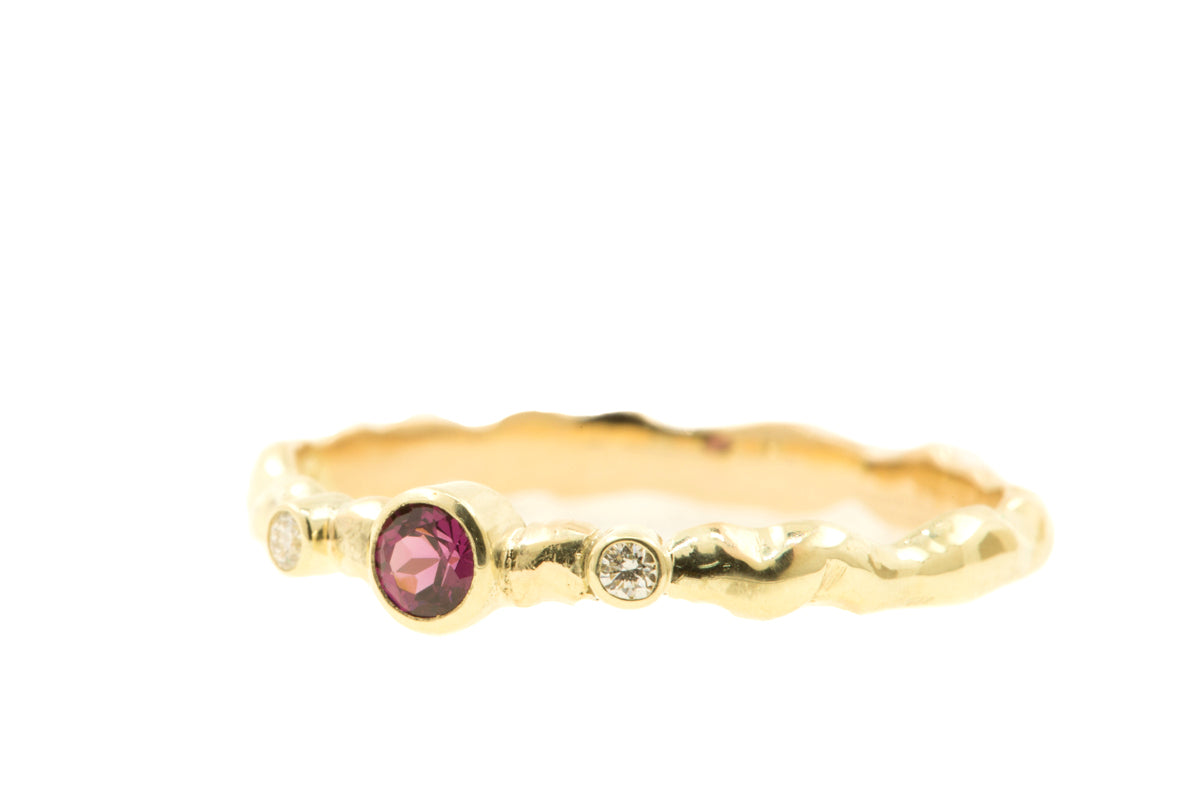  Handgemaakte en fairtrade organische gouden ring met diamantjes en roze granaat