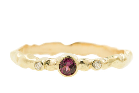 Handgemaakte en fairtrade organische gouden ring met diamantjes en roze granaat