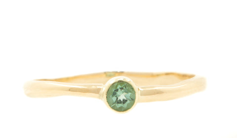 Handgemaakte en fairtrade organische geelgouden ring met seafoam toermalijn