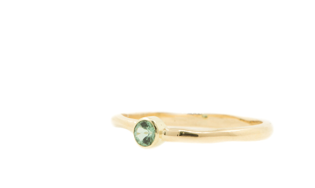 Handgemaakte en fairtrade organische geelgouden ring met seafoam toermalijn