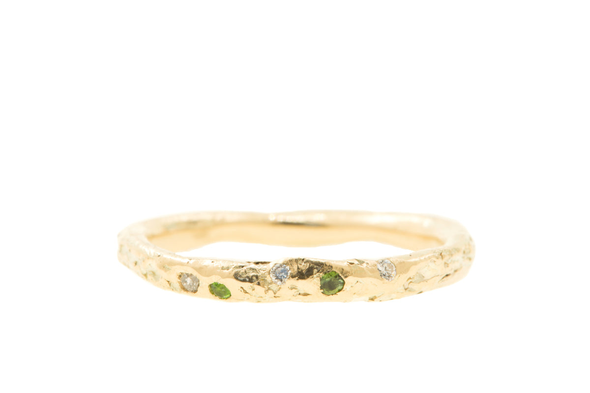 Handgemaakte en fairtrade organische ring van eerlijk goud met toermalijnen en diamantjes