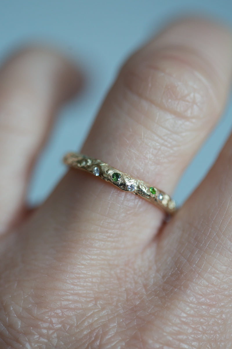Handgemaakte en fairtrade organische ring van eerlijk goud met toermalijnen en diamantjes
