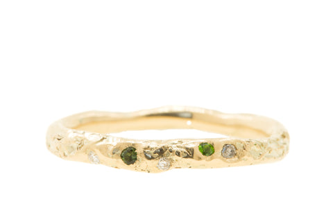 Handgemaakte en fairtrade organische ring van eerlijk goud met toermalijnen en diamantjes