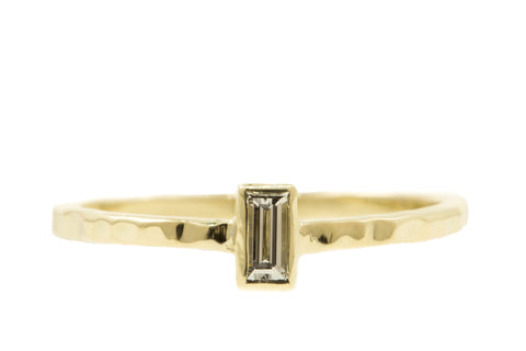 Handgemaakte en fairtrade gouden ring met rechthoekige diamant