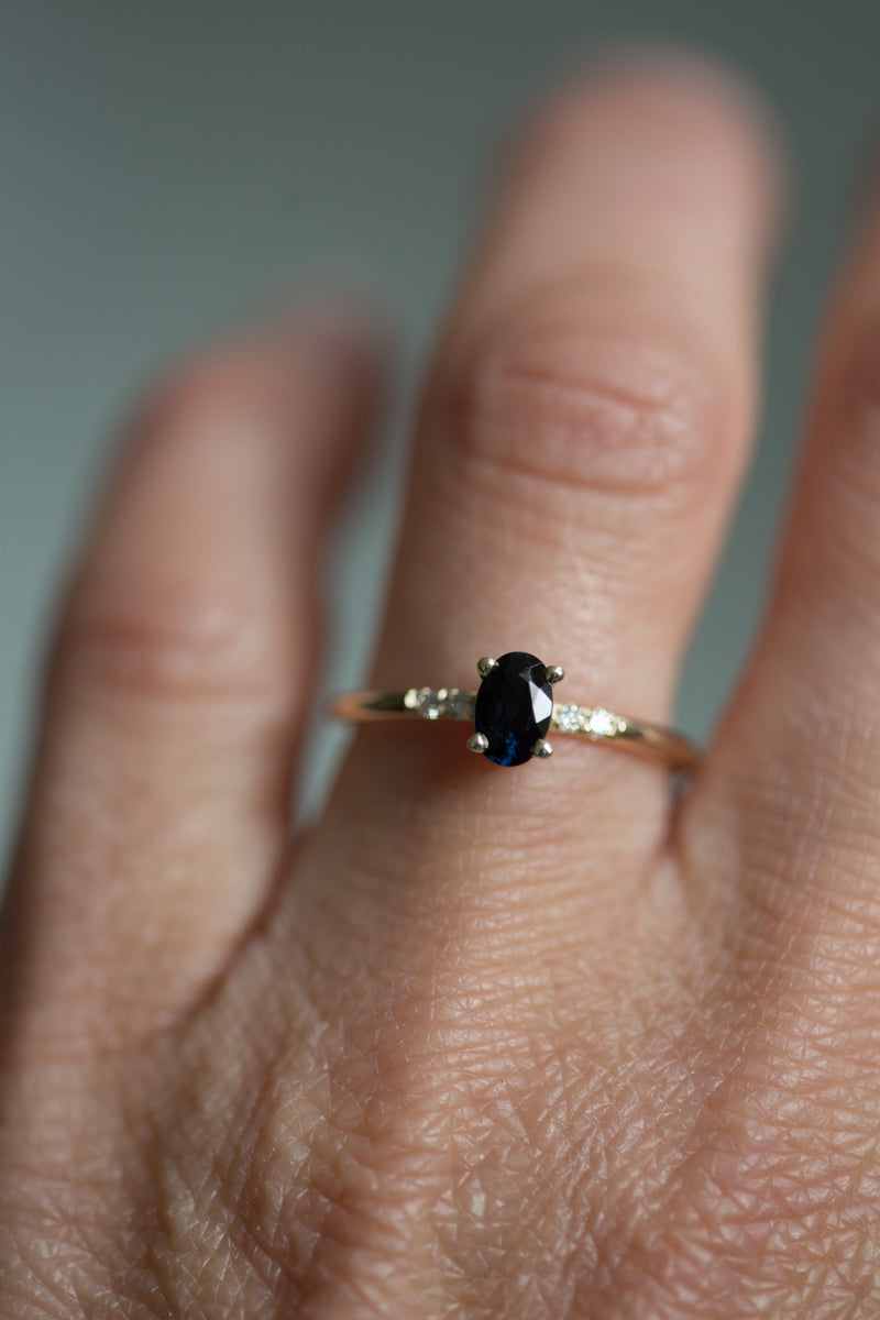 Handgemaakte en fairtrade geelgouden verlovingsring met blauwe ovale saffier en vier diamantjes