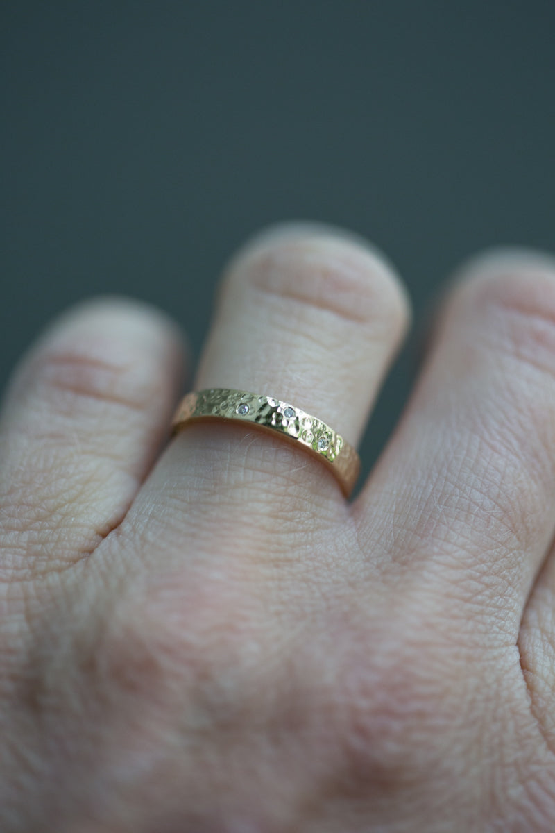 Handgemaakte en fairtrade ringen van gedutst goud met een drie diamantjes