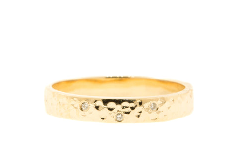 Handgemaakte en fairtrade ringen van gedutst goud met een drie diamantjes