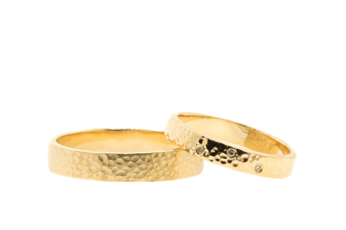 Handgemaakte en fairtrade ringen van gedutst goud met een drie diamantjes