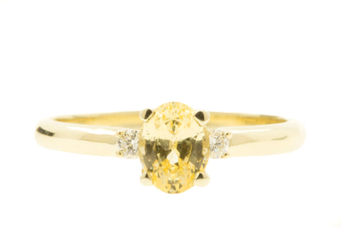 Handgemaakte en fairtrade geelgouden verlovingsring met ovale gele saffier en twee diamanten