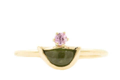 Handgemaakte en fairtrade - feelgouden ring met halfronde groene toermalijn en roze saffier
