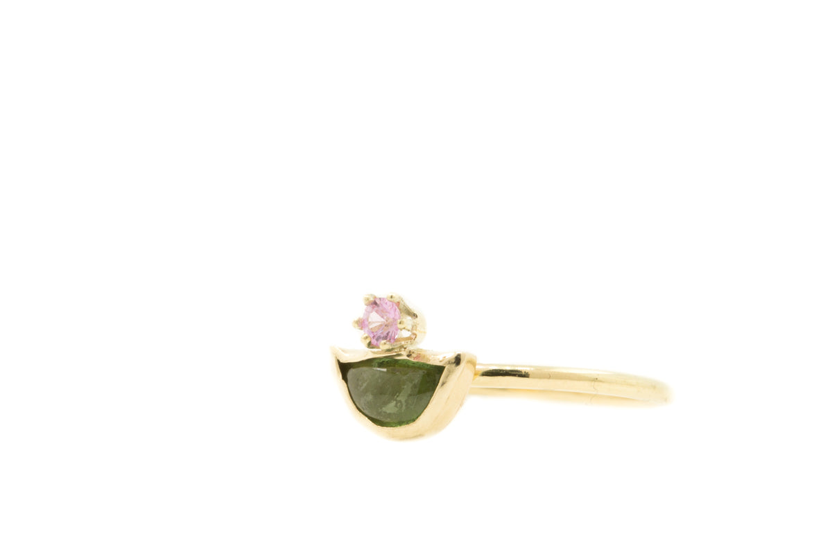 Handgemaakte en fairtrade - feelgouden ring met halfronde groene toermalijn en roze saffier