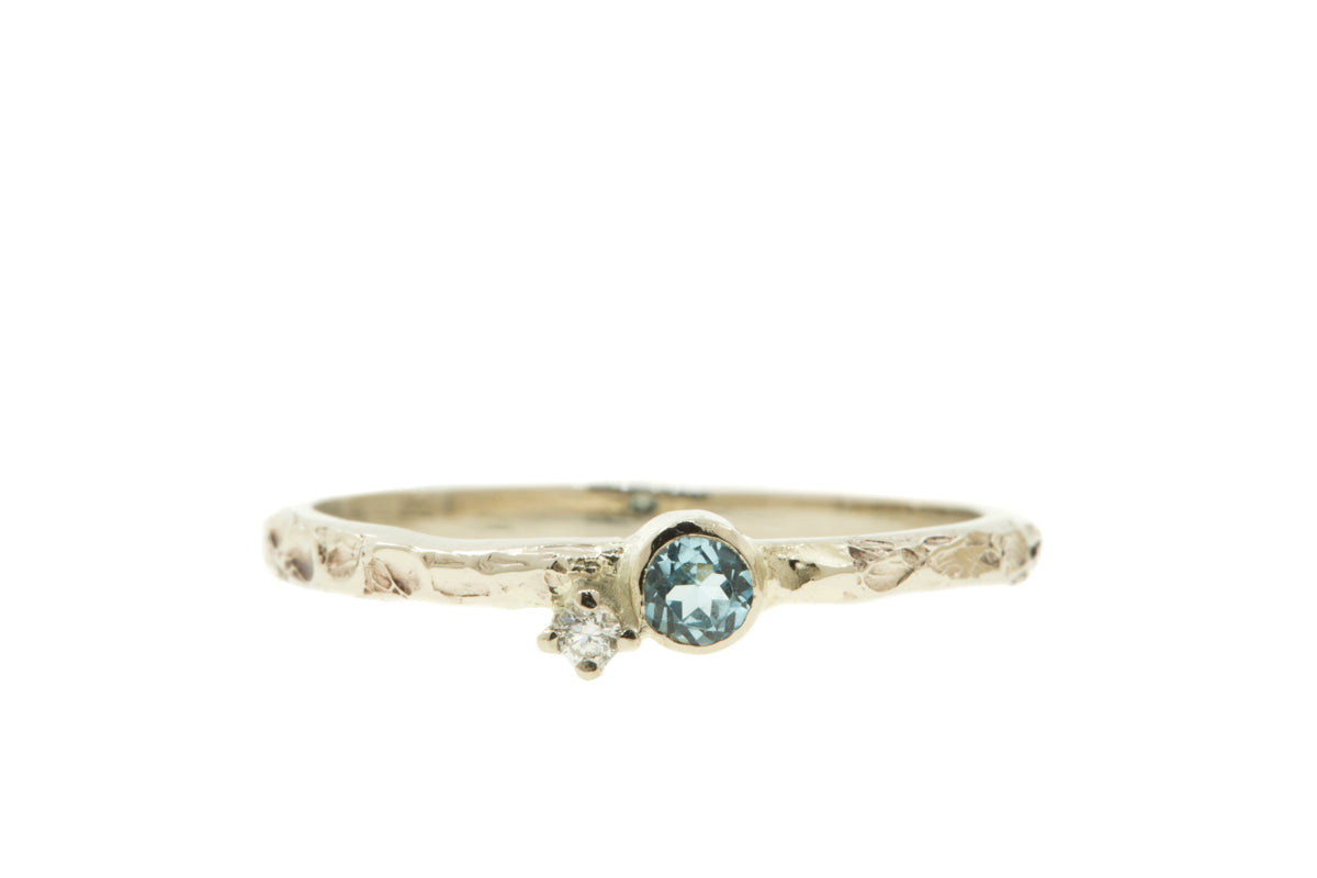 Handgemaakte en fairtrade witgouden ring met structuur en topaas en diamantje