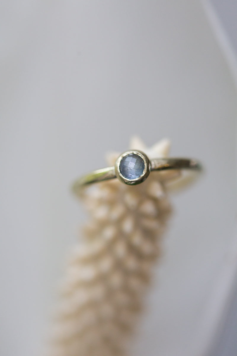 Handgemaakte en fairtrade gehamerde gouden ring met roosgeslepen blauwe saffier