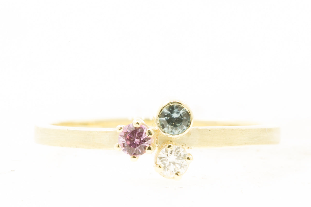 Handgemaakte en fairtrade fijne gouden cluster ring met een roze en blauwe saffier en een diamantje