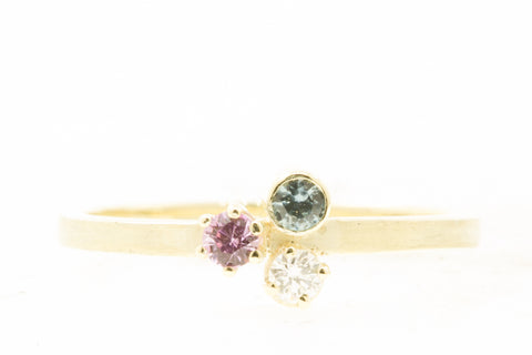 Handgemaakte en fairtrade fijne gouden cluster ring met een roze en blauwe saffier en een diamantje