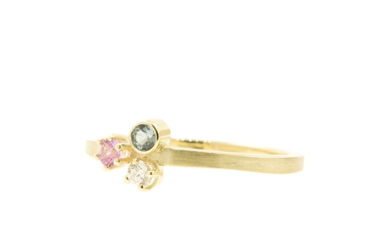 Handgemaakte en fairtrade fijne gouden cluster ring met een roze en blauwe saffier en een diamantje