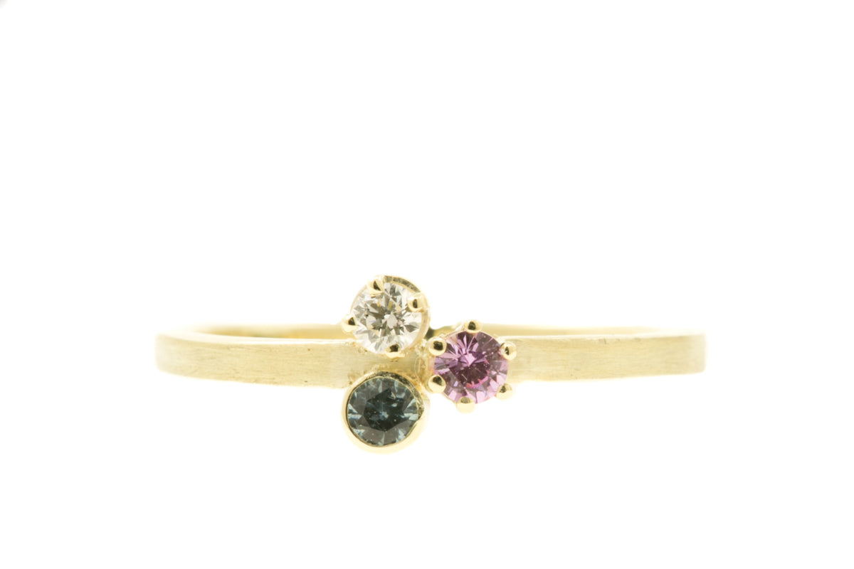 Handgemaakte en fairtrade fijne gouden cluster ring met een roze en blauwe saffier en een diamantje