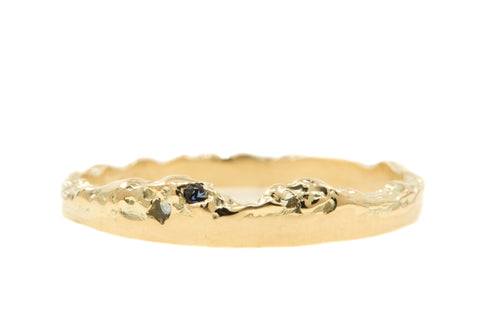 Handgemaakte en fairtrade deels organische gouden ring met drie saffiertjes
