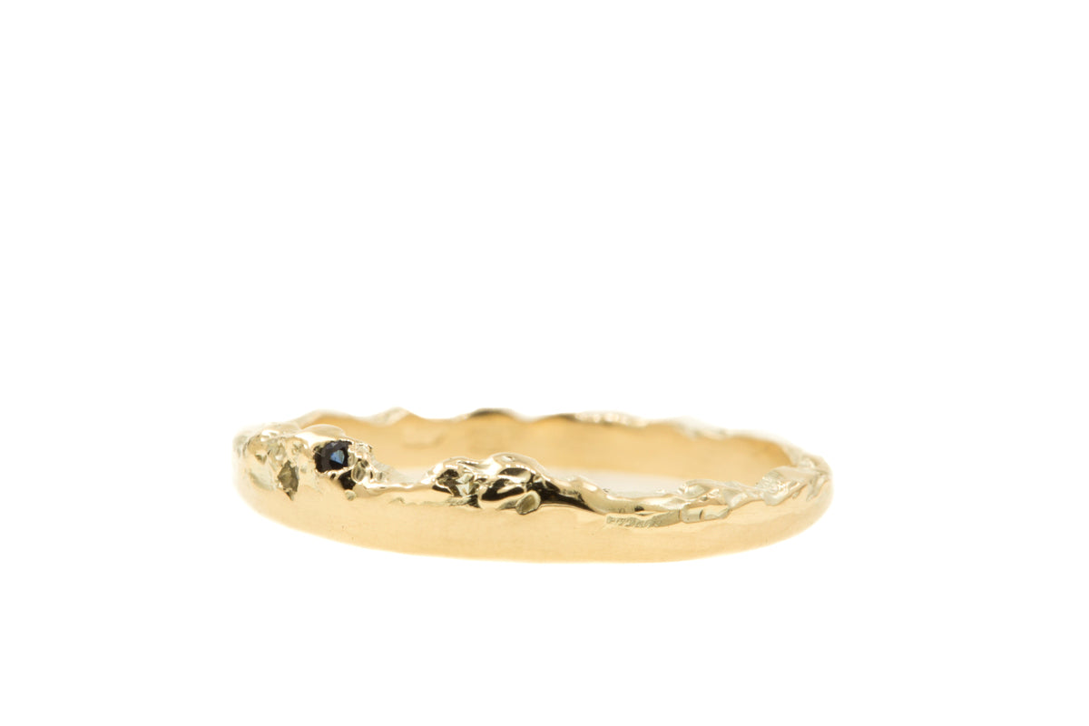 Handgemaakte en fairtrade deels organische gouden ring met drie saffiertjes