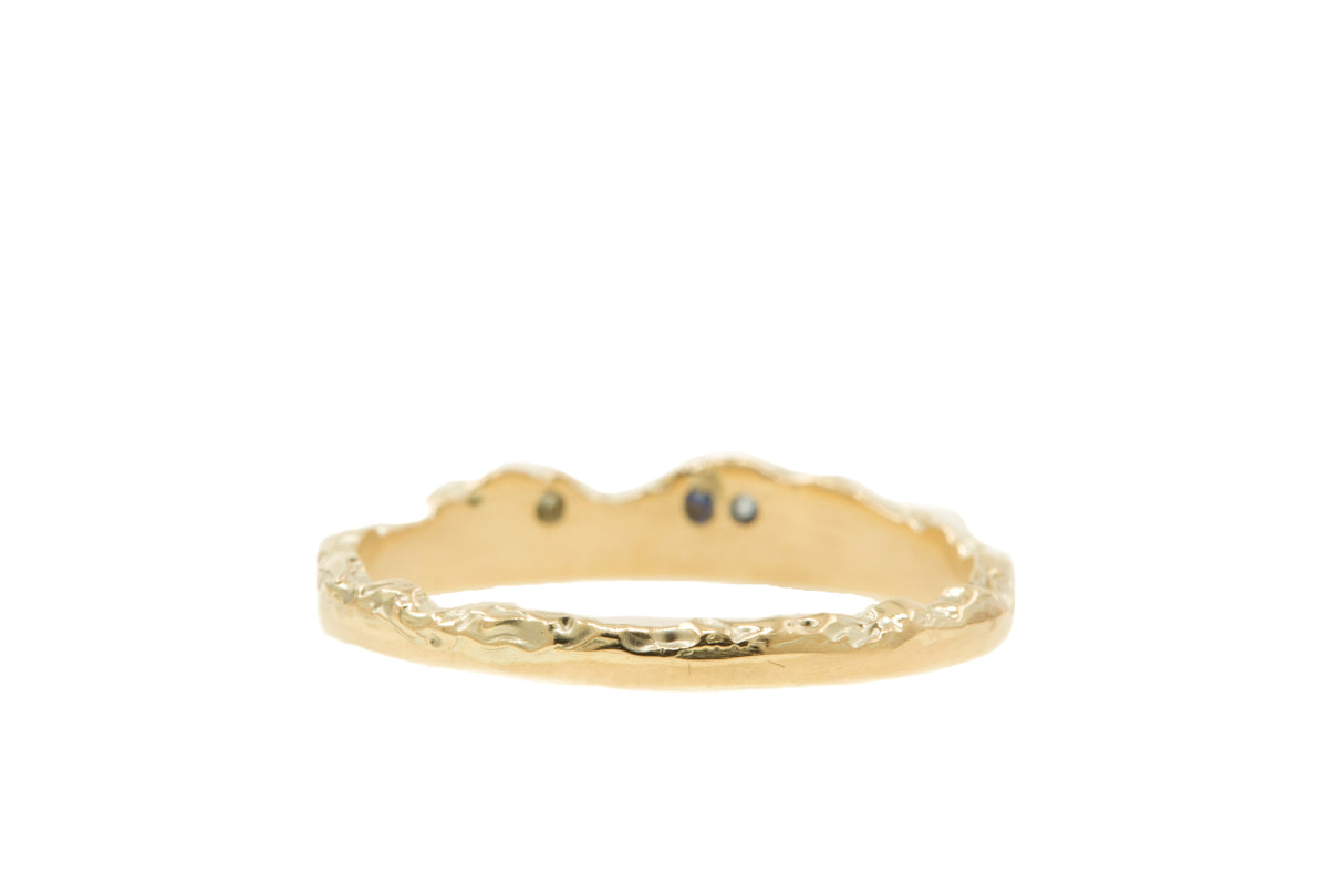 Handgemaakte en fairtrade deels organische gouden ring met drie saffiertjes