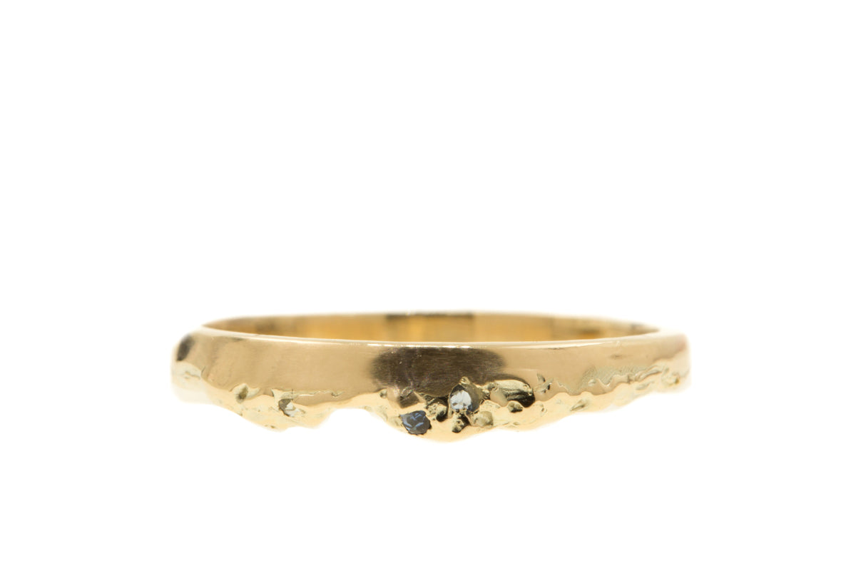 Handgemaakte en fairtrade deels organische gouden ring met drie saffiertjes