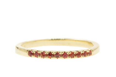 Handgemaakte en fairtrade geelgouden minimalistische ring met tien rode saffiertjes