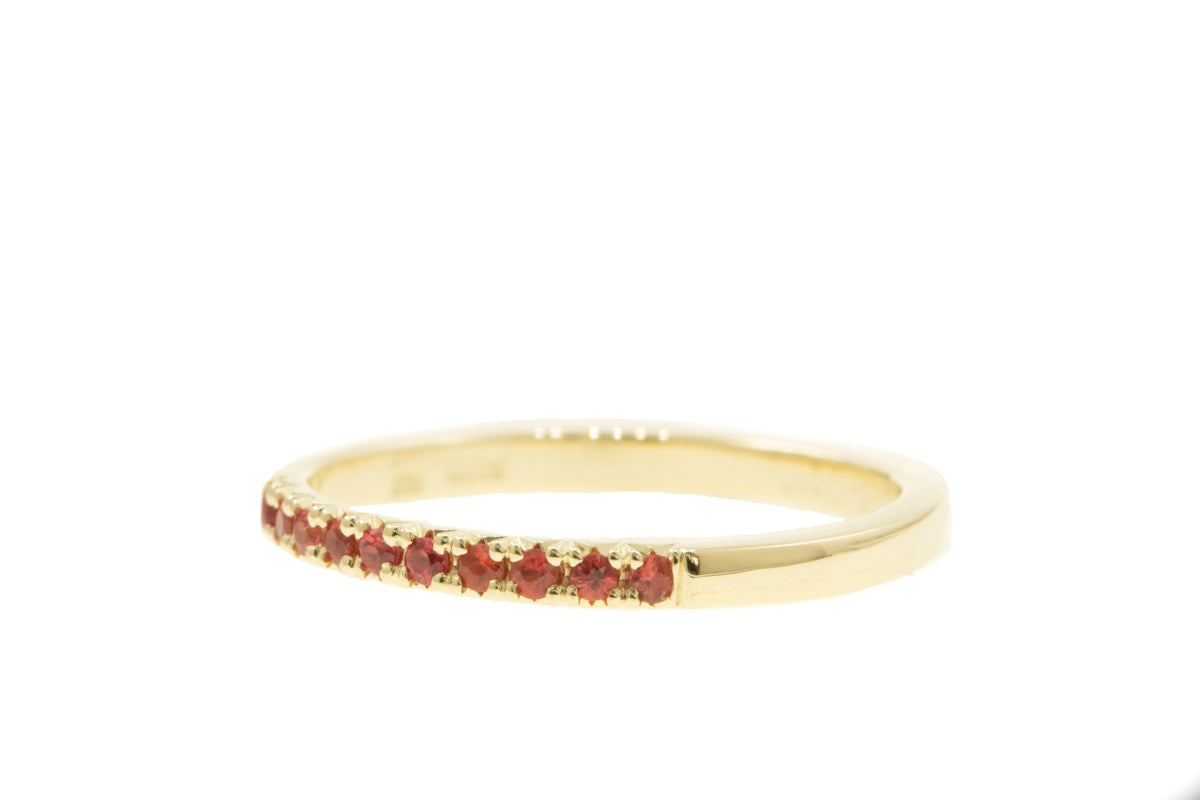 Handgemaakte en fairtrade geelgouden minimalistische ring met tien rode saffiertjes