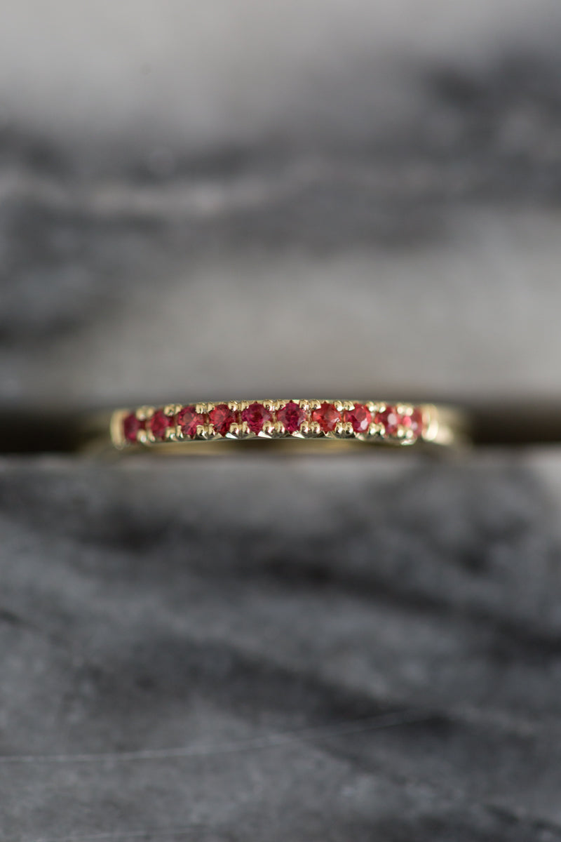 Handgemaakte en fairtrade geelgouden minimalistische ring met tien rode saffiertjes