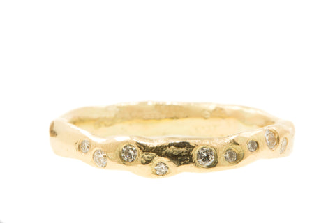 Handgemaakte en fairtrade geelgouden organische ring met negen diamantjes