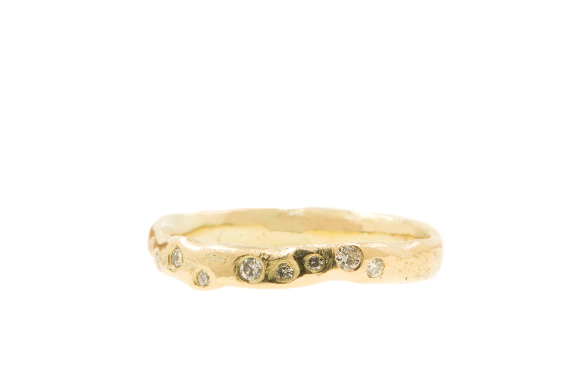 Handgemaakte en fairtrade geelgouden organische ring met negen diamantjes