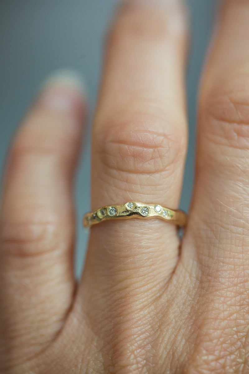 Handgemaakte en fairtrade geelgouden organische ring met negen diamantjes