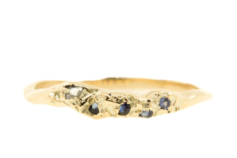 Handgemaakte en fairtrade organische gouden ring met vijf saffiertjes