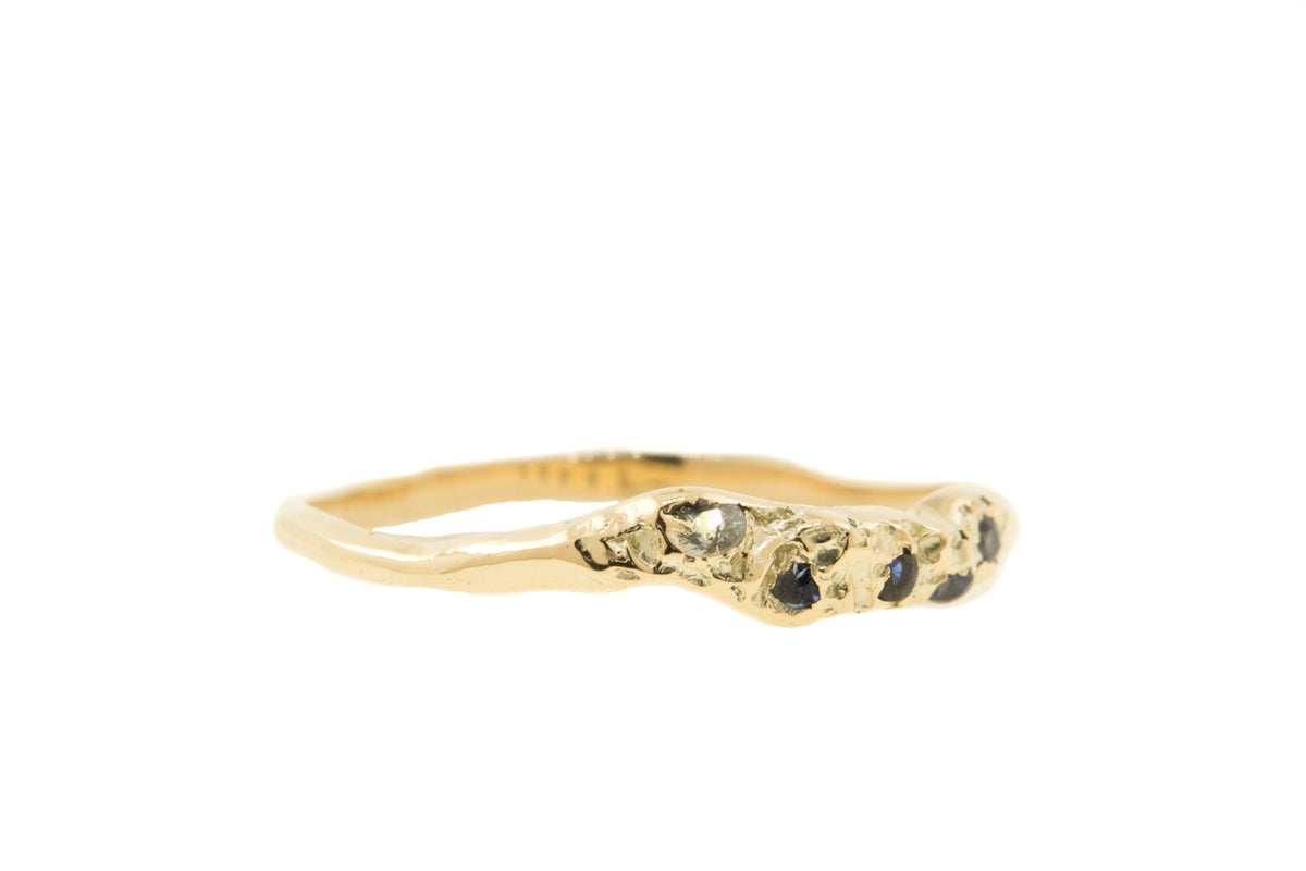 Handgemaakte en fairtrade organische gouden ring met vijf saffiertjes