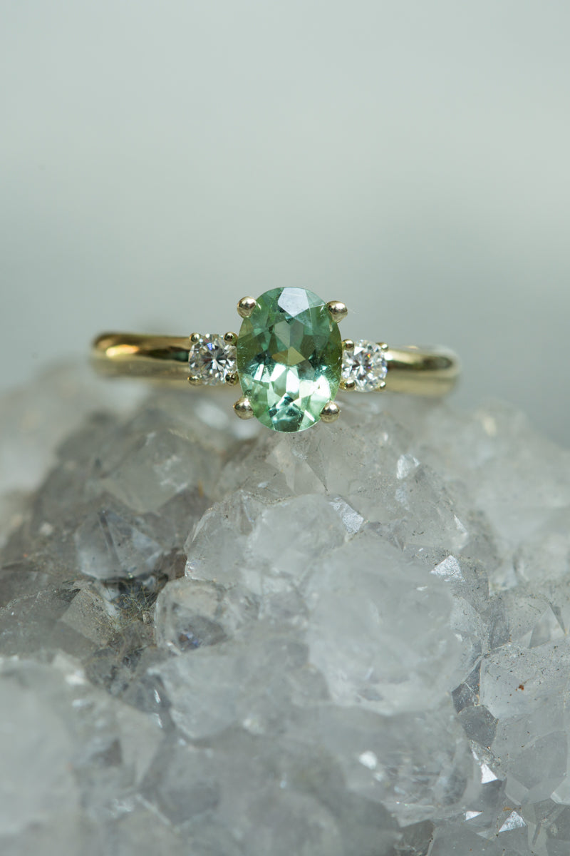 Geelgouden ring met een groene toermalijn en twee diamanten