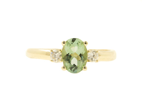 Handgemaakte en fairtrade fijne organische gouden ring met een groene ovale toermalijn en twee diamantjes