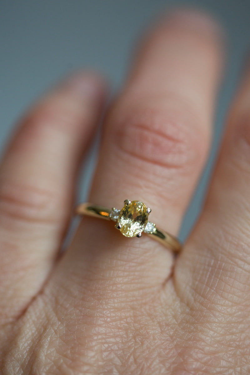 Handgemaakte en fairtrade geelgouden verlovingsring met ovale gele saffier en twee diamanten