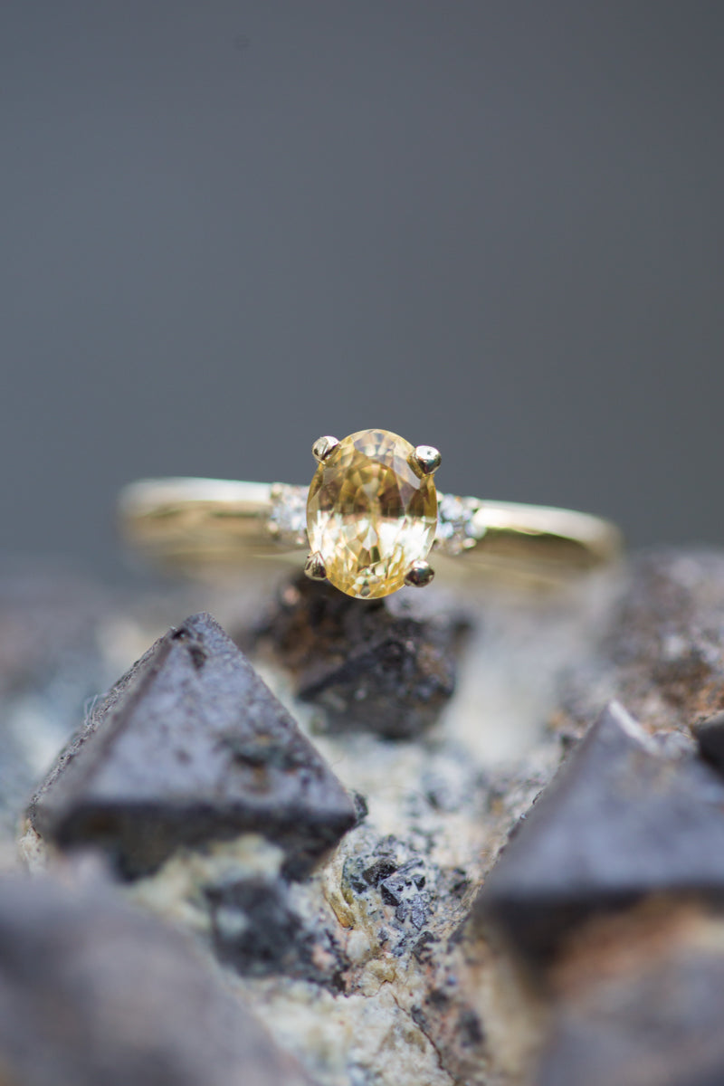 Handgemaakte en fairtrade geelgouden verlovingsring met ovale gele saffier en twee diamanten