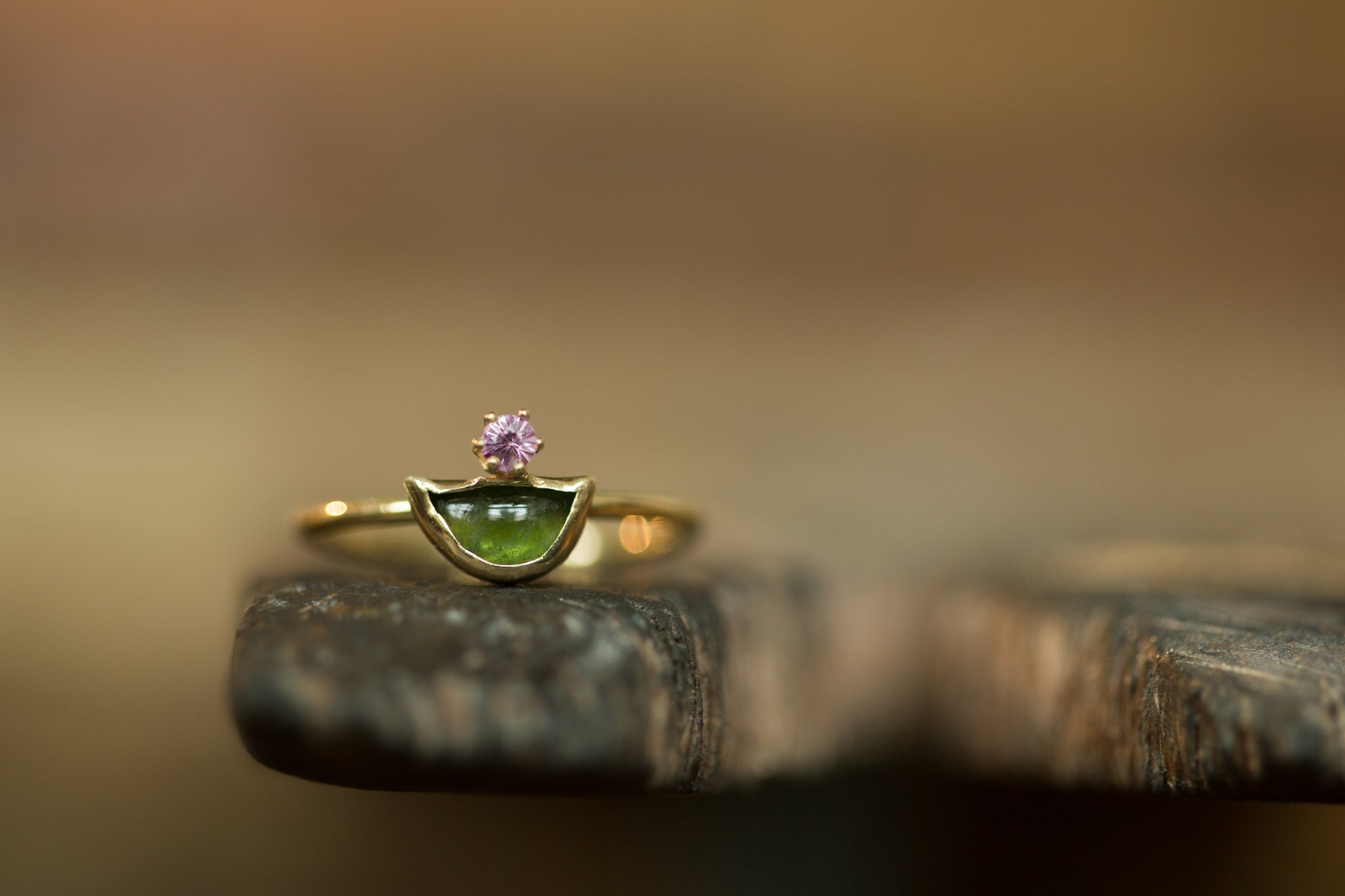 Handgemaakte en fairtrade - feelgouden ring met halfronde groene toermalijn en roze saffier