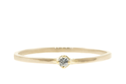 Handgemaakte en fairtrade witgouden ring met blauwe saffier.