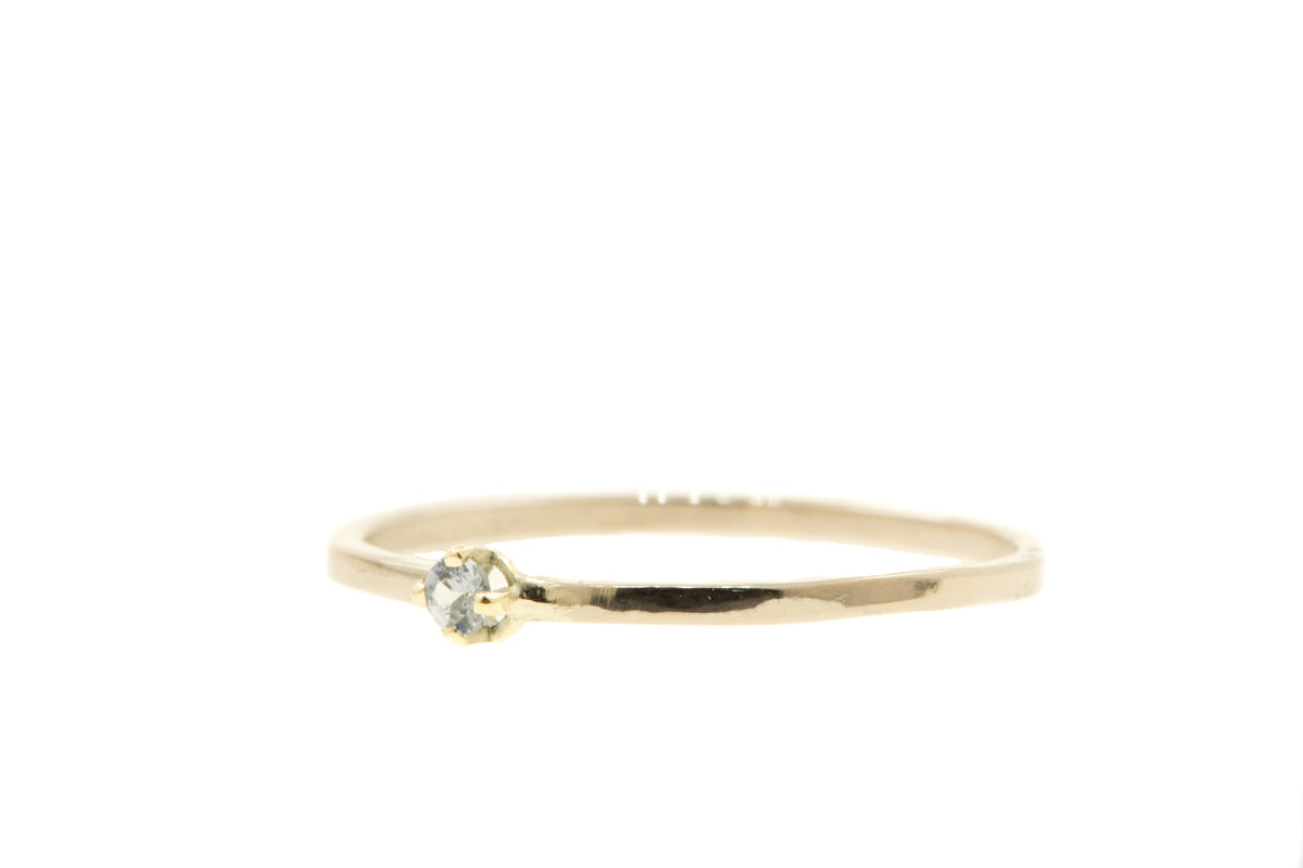 Handgemaakte en fairtrade witgouden ring met lichtblauwe saffier