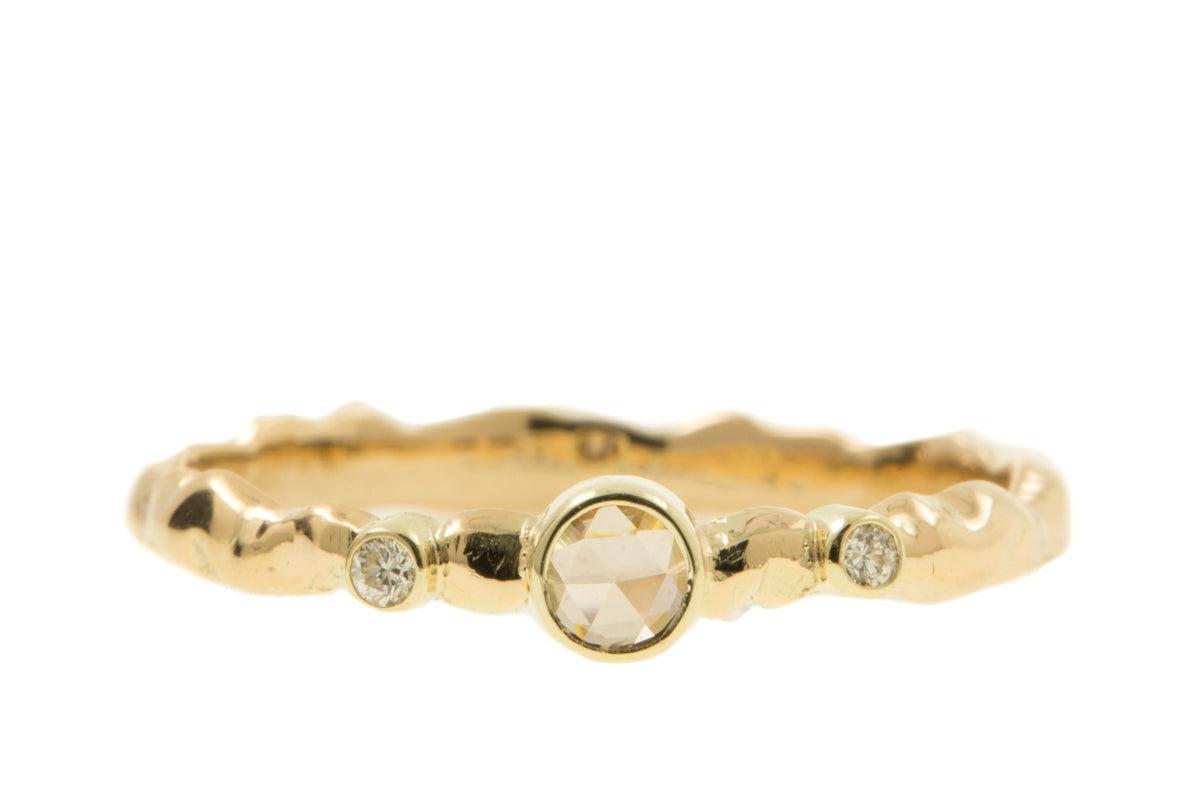  Handgemaakte en fairtrade organische gouden ring met diamanten
