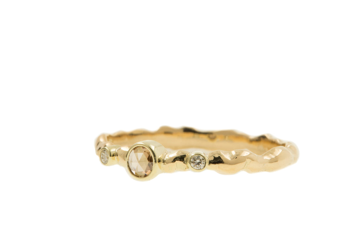  Handgemaakte en fairtrade organische gouden ring met diamanten