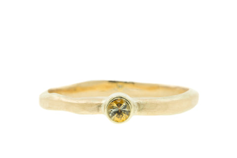 Handgemaakte en fairtrade organische geelgouden ring met oranje blauwe saffier