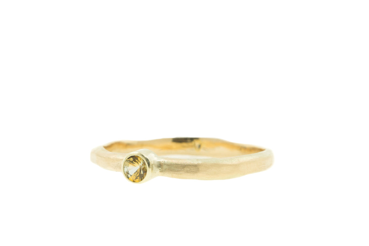Handgemaakte en fairtrade organische geelgouden ring met oranje blauwe saffier