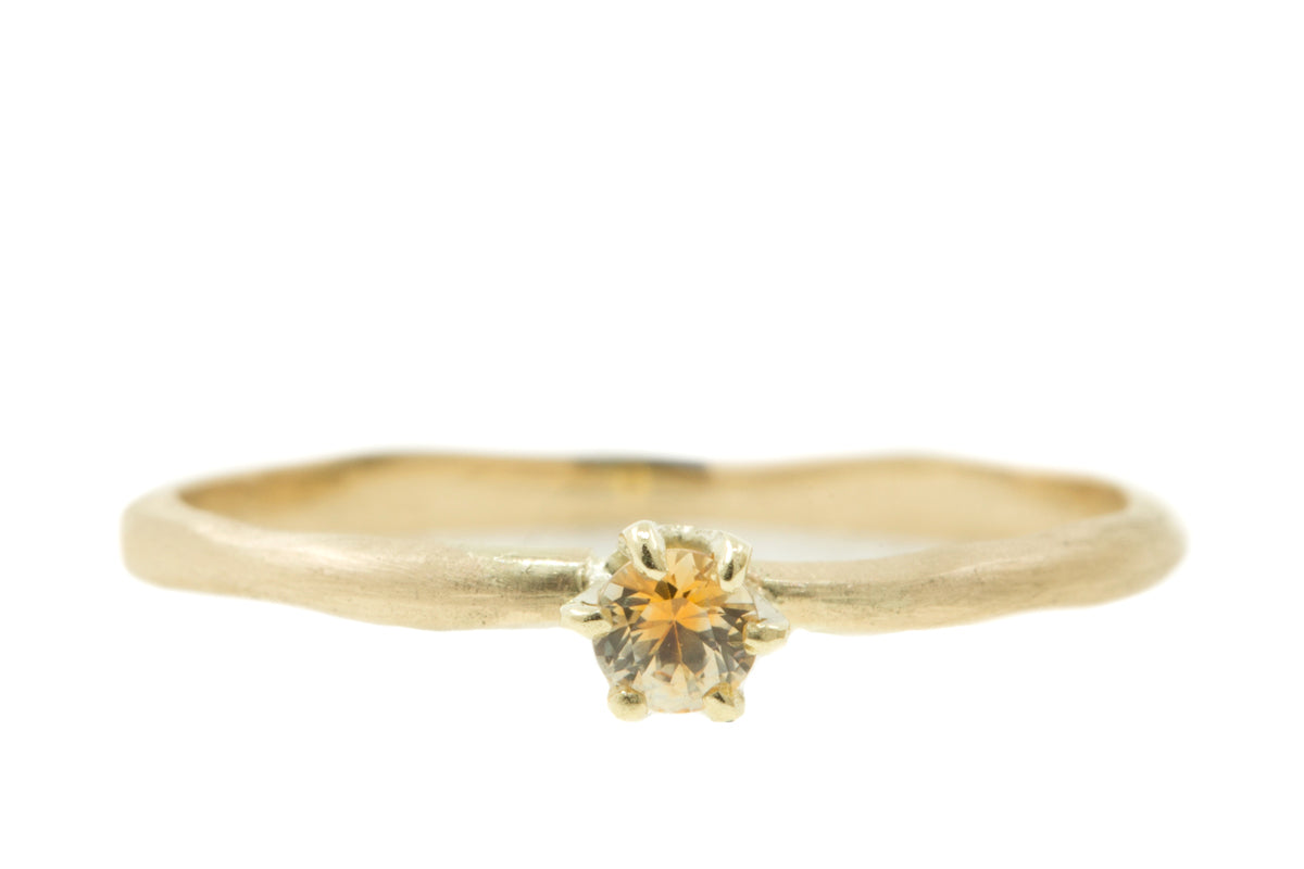 Handgemaakte en fairtrade fijne organische ring met oranje blauwe saffier
