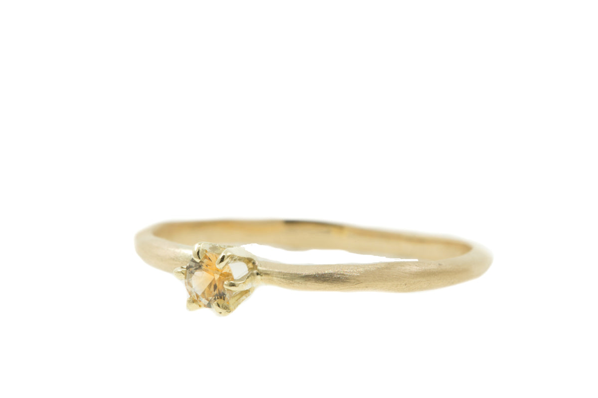 Handgemaakte en fairtrade fijne organische ring met oranje blauwe saffier