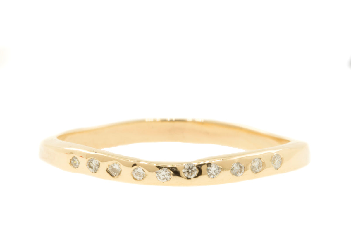 Handgemaakte en fairtrade geelgouden organische ring met tien diamantjes