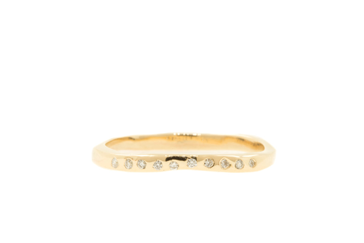 Handgemaakte en fairtrade geelgouden organische ring met tien diamantjes