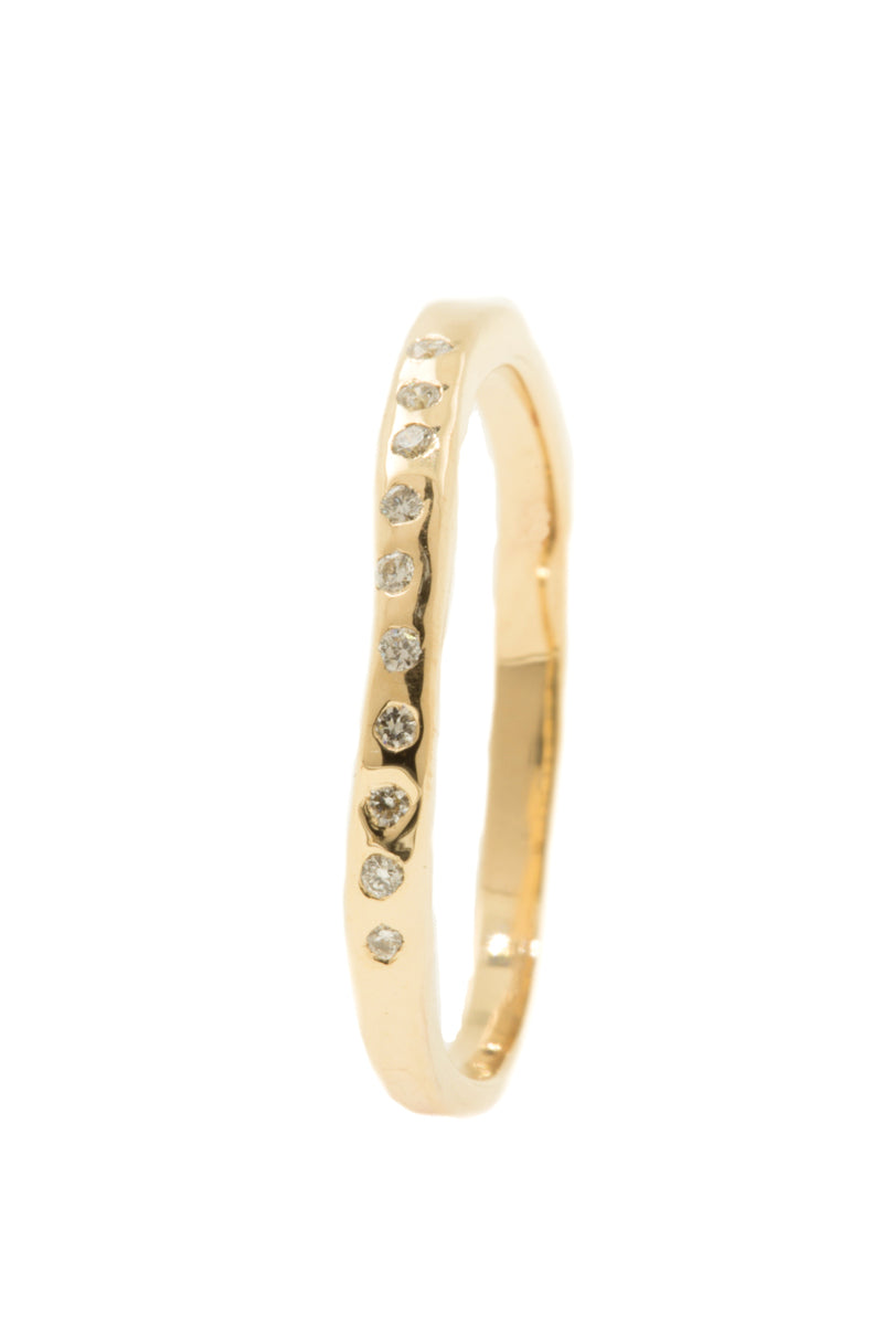Handgemaakte en fairtrade geelgouden organische ring met tien diamantjes