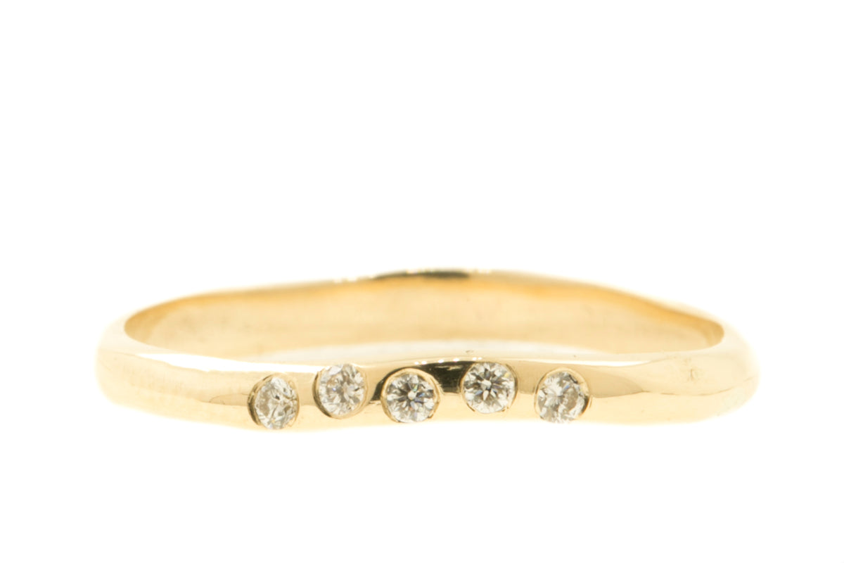 Handgemaakte en fairtrade fijne organische gouden ring met vijf diamanten